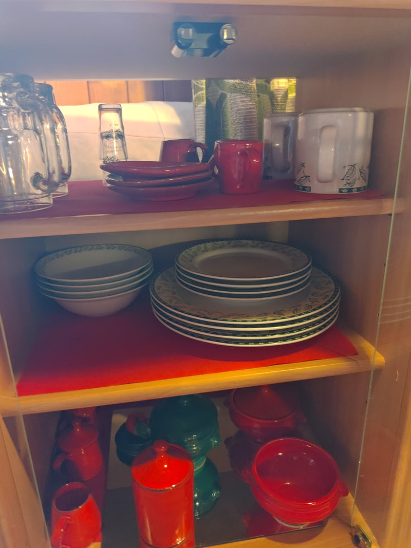 vaisselle pour 2 pers. - / - crockery for 2 pers.