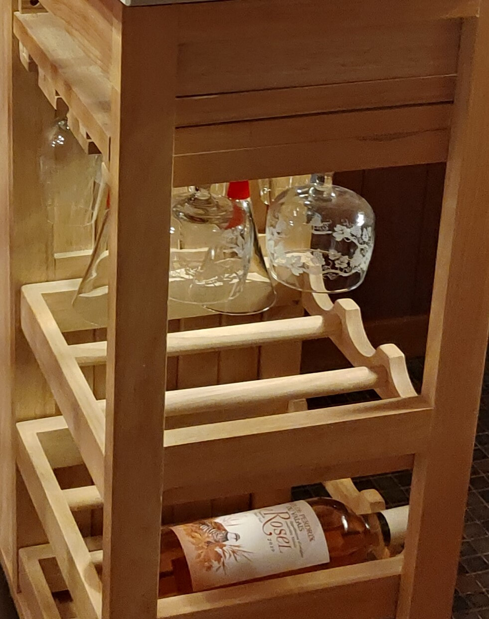 verres à vin, bouteilles de vin blanc et rosé (payer par Twint ou cash dans la boîte) - / - wine glasses, bottles of white and rosé wine from the region (pay by Twint or cash in the box)