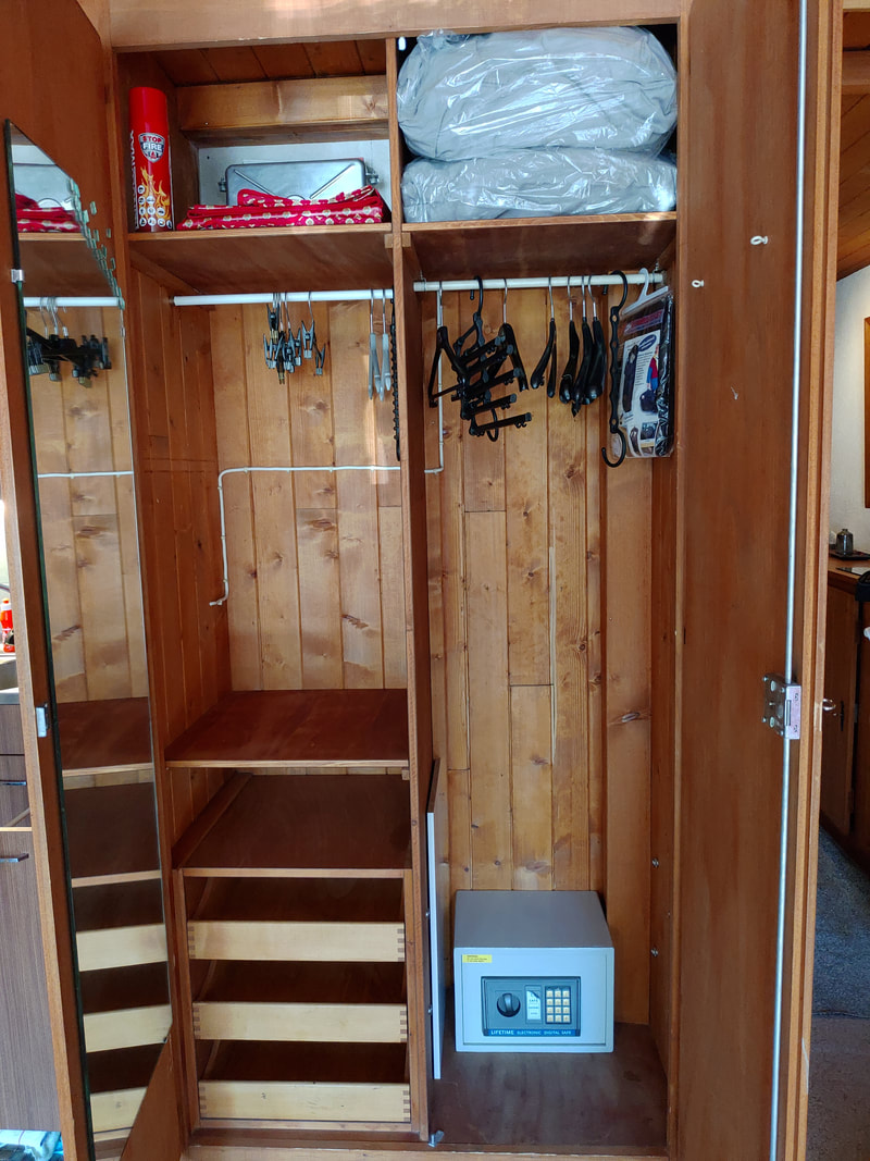 armoire et penderie - / - cupboard and wardrobe