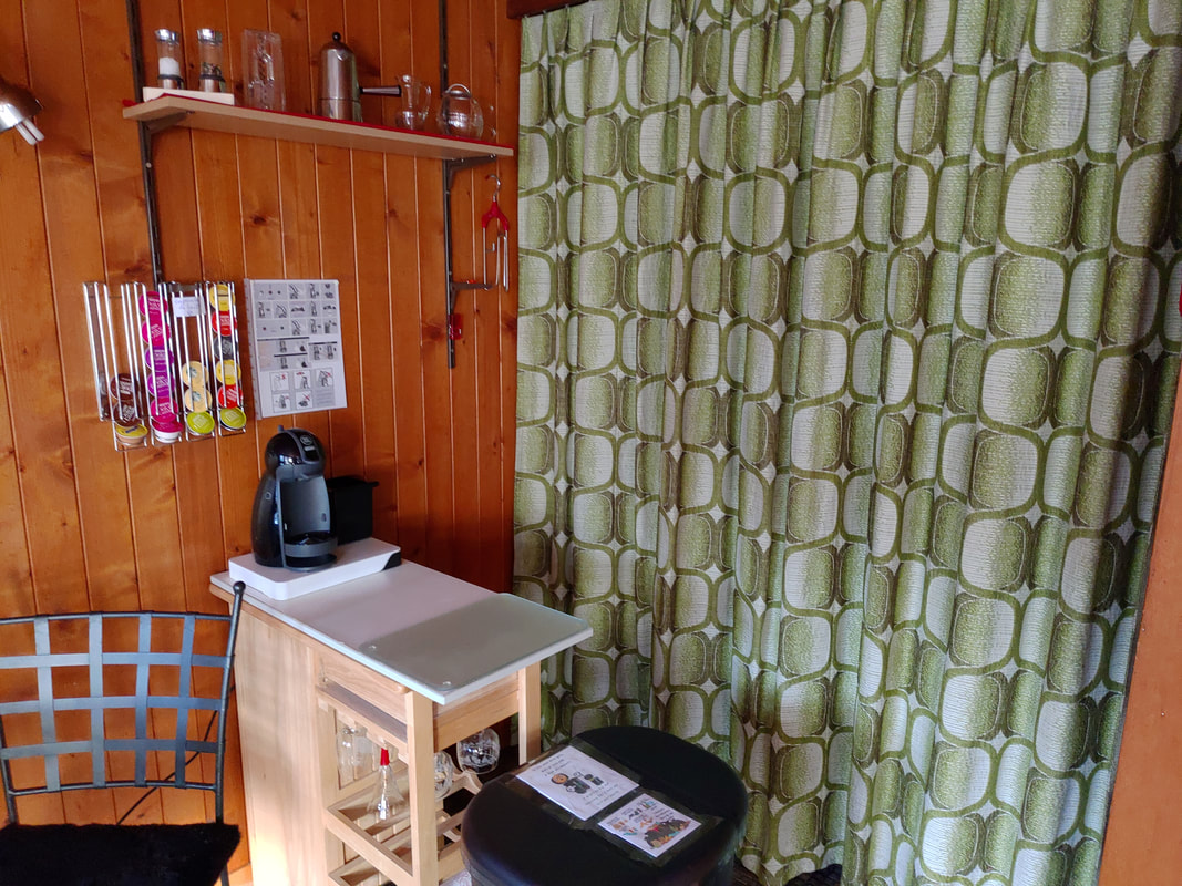 le coin cuisine dissimulé si vous ne vous en servez pas - / - concealed kitchen area, if you are not using it