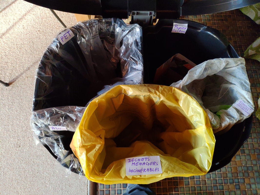 merci de rincer vos bouteilles en verre vide et de les poser derrière la poubelle - / - please rinse your empty glass bottles and put them behind the bin