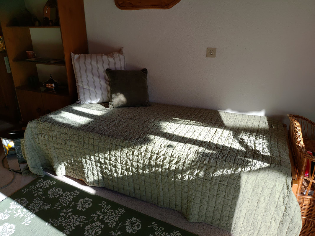 les duvets sont sur les lits (roulé/lissé), les oreillers dans le bas de la bibliothèque - / - the duvets are on the beds (rolled/smoothed), the pillows at the bottom of the library