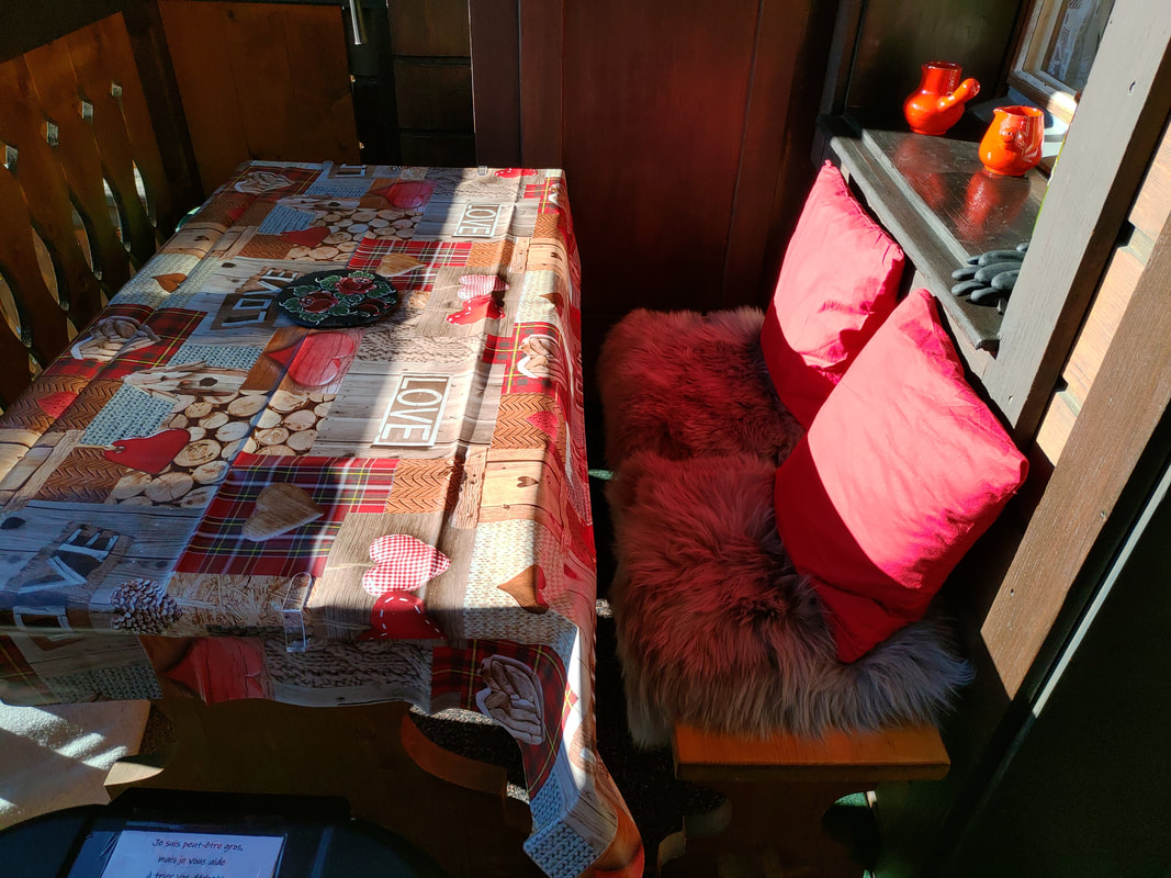 au soleil avec tapis au sol pour garder les pieds au chaud durant les mois frais - / - in the sun with mats on the ground to keep your feet warm in the cooler months