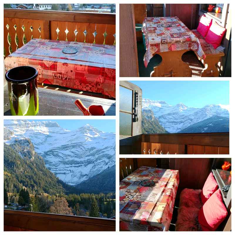 table et bancs sur le balcon