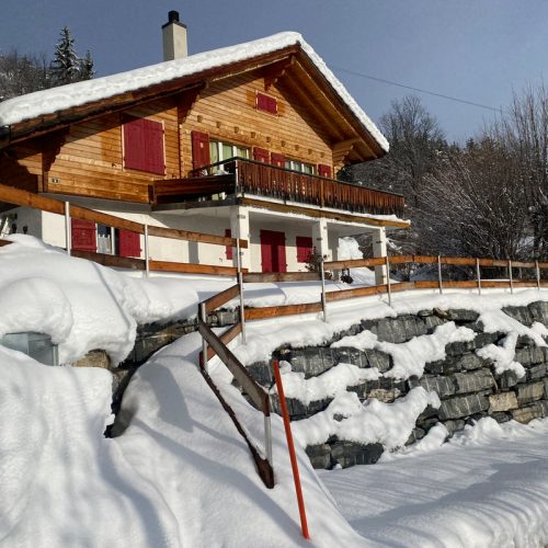 attention la montée est glissante en hiver - be carefull, slippery in winter