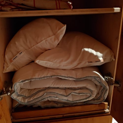 chambre 1 couette et oreillers dans l'armoire - duvet and pillows in wardrobe