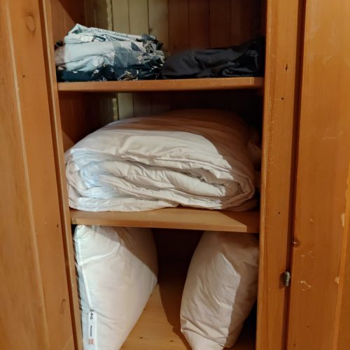 chambre N° 2 : couette et oreillers dans l'armoire - duvet and pillows in wardrobe