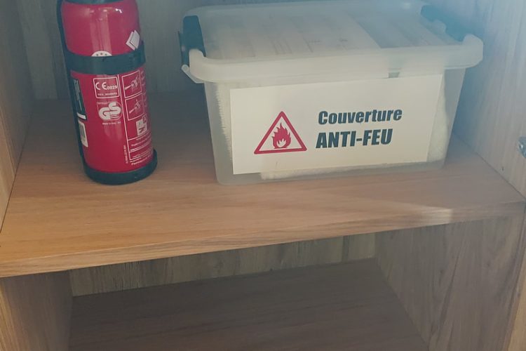 extincteur + couverture anti-feu / fire extinguisher + fire blanket