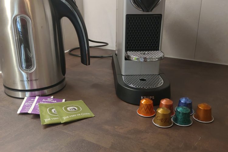 bouilloire et machine Nespresso / kettle and Nespresso machine