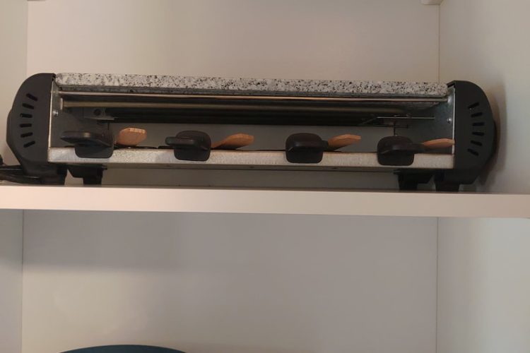 appareil à raclette avec 8 cassotons + plaque en pierre / raclette grill with 8 little pans and stone plate