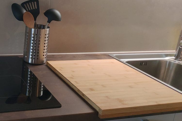 ustensiles à cuire + planche à découper / cooking utensils + cutting board