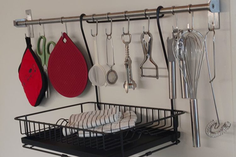 égouttoir + ustensiles de cuisine et maison + maniques / drainer + kitchen and household utensils + potholders