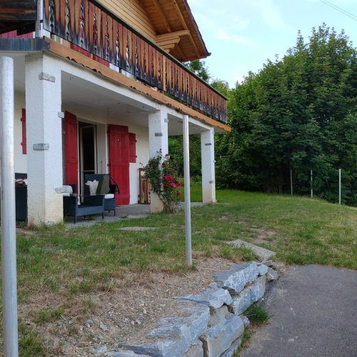 l'appartement au rez de chaussée - merci de respecter sa terrasse couverte - please do not enter the under terrace of other rental