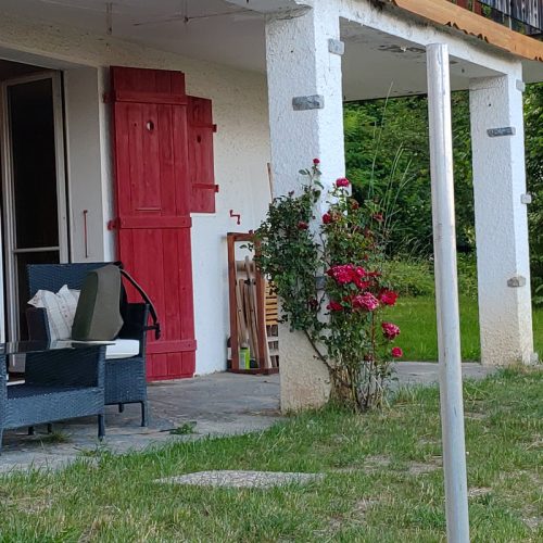 la porte d'entrée sera sur la droite, après la terrasse - entrance after the terrace