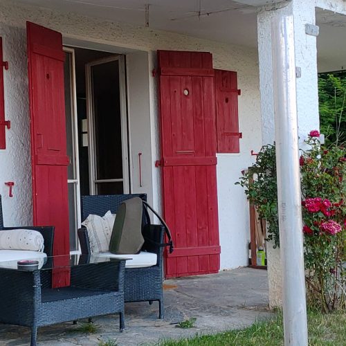 passer devant la terrasse pour voir la porte d'entrée