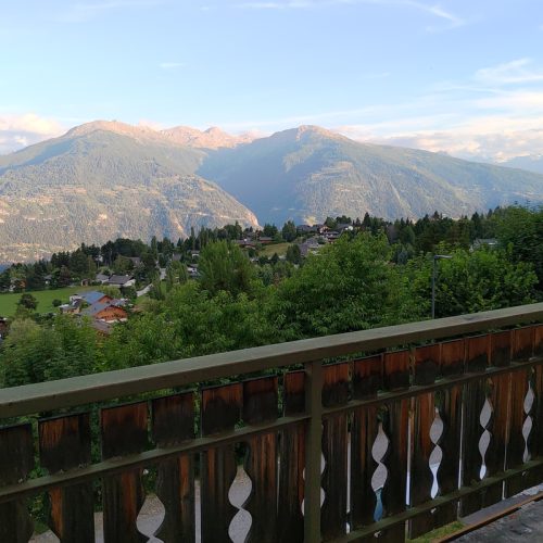 terrasse avec vue sur la vallée - terrace with view on the valley