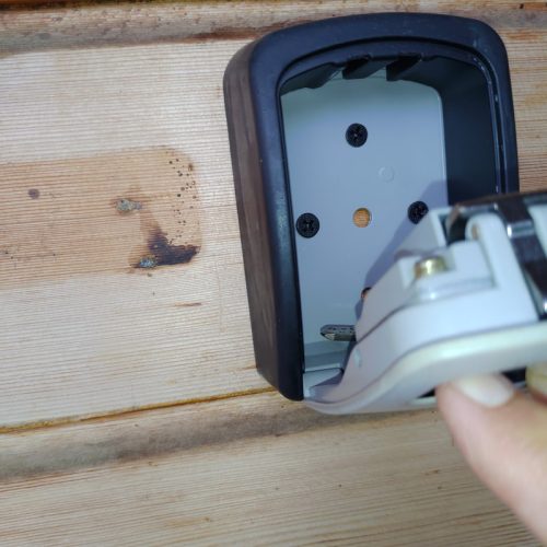 la boîte s'ouvre vers le bas - the keybox opens downward
