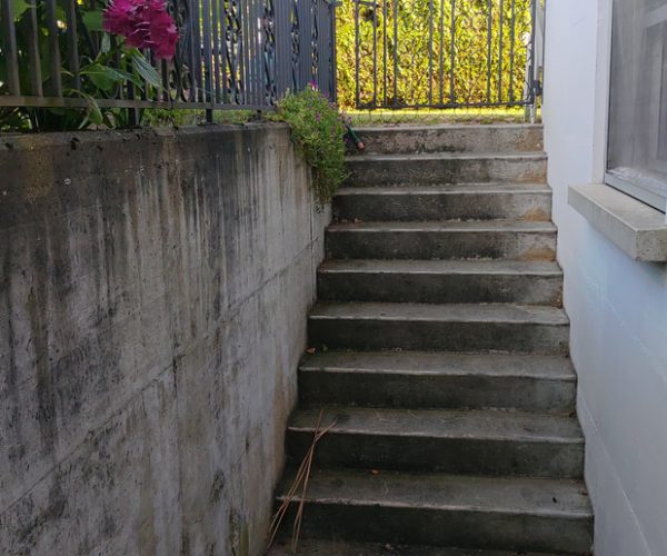 quelques marches pour accéder au portail